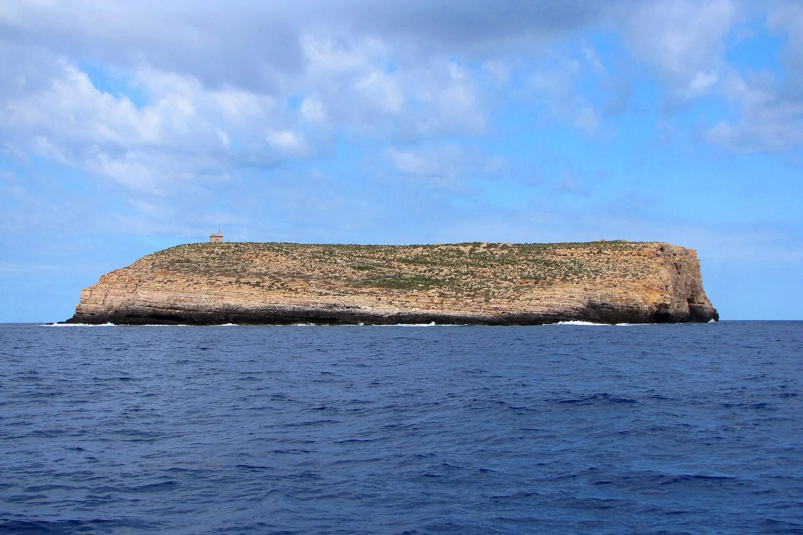 L'isolotto di Lampione, piatto e roccioso, in mezzo al mare blu delle Pelagie