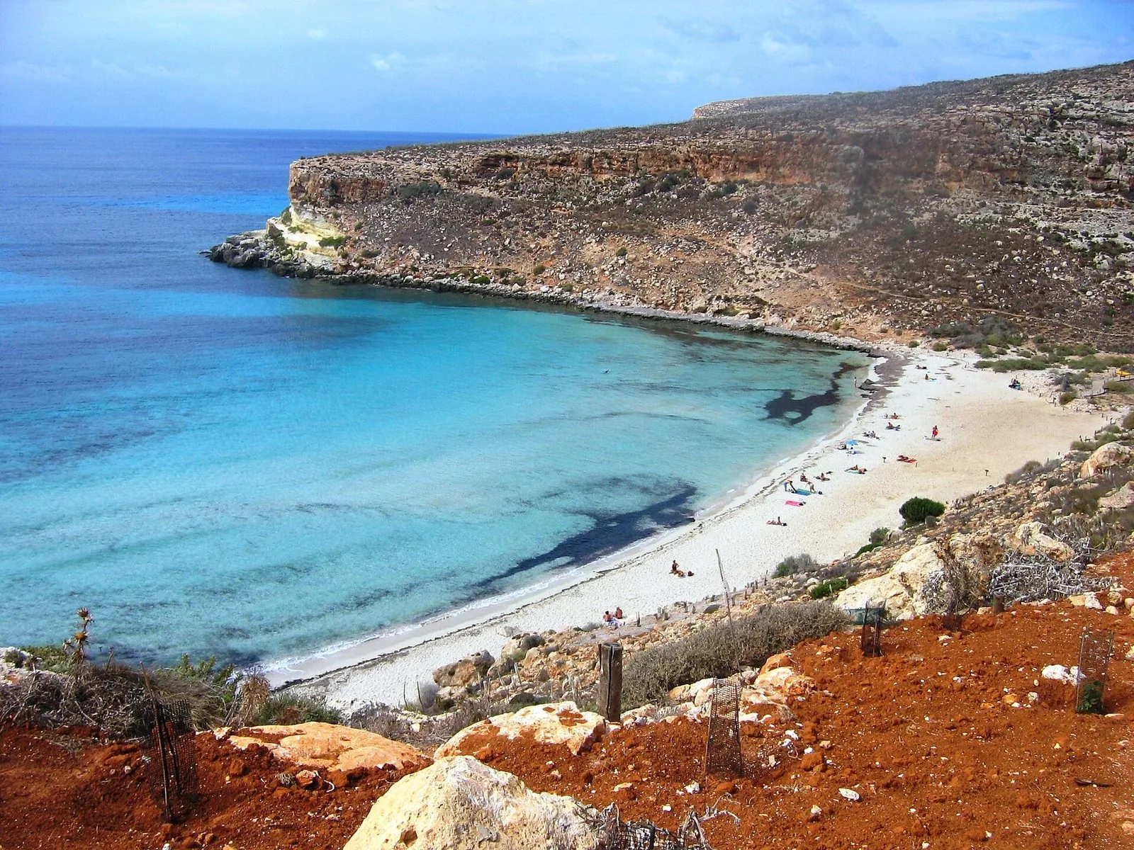 La Spiaggia dei Conigli vista dall'alto, con la scogliera e l'acqua turchese